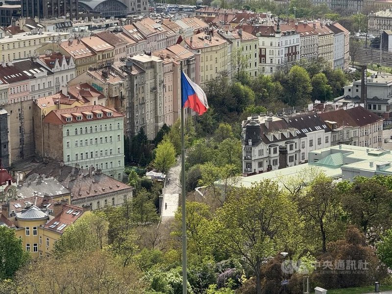 捷克與斯洛伐克在33年前的1月1日「和平分手」，因和平過渡而被稱為「天鵝絨離婚」（Velvet Divorce）。分裂後兩國在政治與經濟制度上各自發展，民間仍密切交流，至今維持特殊而深厚的連結。圖為豎立於布拉格茲科夫的捷克國旗。中央社記者劉郁葶布拉格攝　115年1月4日