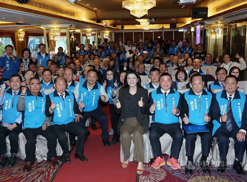 國民黨主席鄭麗文（前右4）4日上午出席國民黨客家工作會議，親自將聘書頒發給中央客委會主委范姜炳煌（前左3）及委員們，儀式結束後眾人合影。中央社記者郭日曉攝　115年1月4日