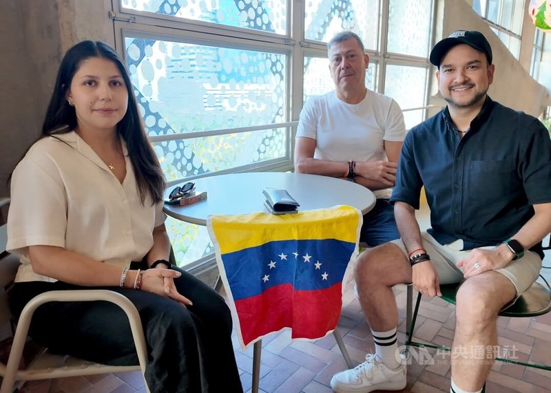 今年60歲的維拉（Leo Becerra Vera，中）來自委內瑞拉，他移居海外前曾經歷已故強人總統查維茲執政初期，親眼目睹委內瑞拉經濟衰退、工作機會驟減，民生狀況日益惡化。他與移居泰國的委內瑞拉人緊盯國家情勢，並對委內瑞拉將有所改變抱持希望。中央社記者李宗憲曼谷攝　115年1月4日