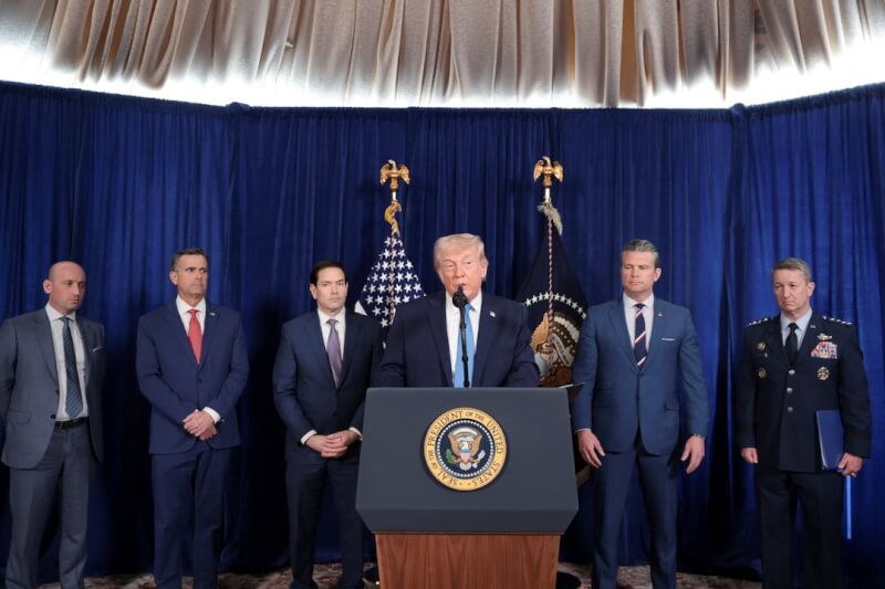 美國總統川普（前）3日在佛羅里達州海湖俱樂部舉行記者會說明對委內瑞拉行動相關細節。（路透社）