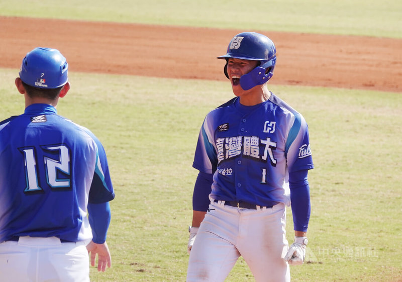台灣體大捕手黃念譽（右）在統一獅前洋投阿Q建議下，休學半年赴多明尼加訓練，找回「玩」棒球的初心，4日在大專棒球聯賽複賽單場2安1打點。圖為敲安後上壘振奮吶喊畫面。中央社記者謝靜雯攝 115年1月4日