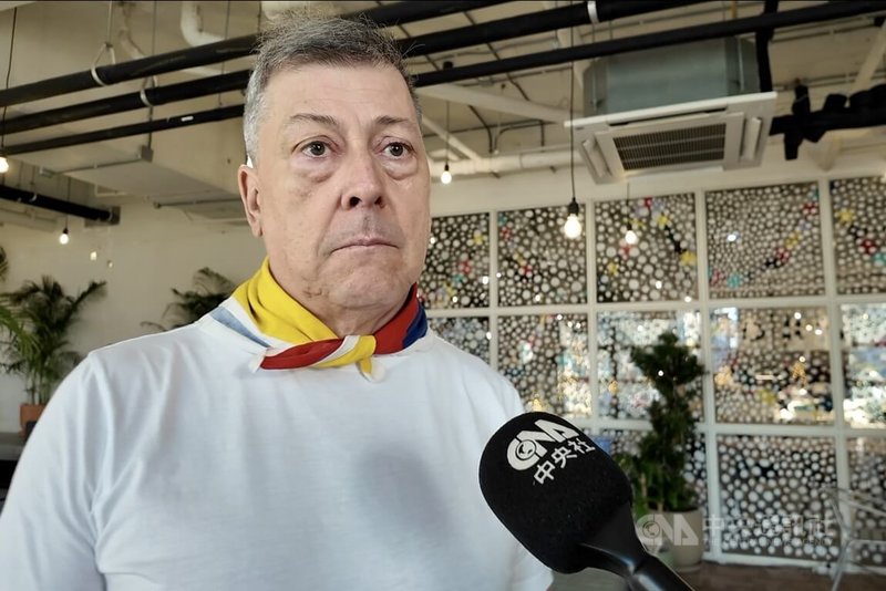 旅居海外近20年的委內瑞拉公民維拉（圖）落腳曼谷多年，他向中央社表示，外界將美國視為侵略者，忽略委內瑞拉早在1999年前總統查維茲上台後，就已逐步喪失主權。他指出，查維茲與其後的馬杜洛政權，長期與外國勢力合作，讓國家遭「暗中滲透與控制」。中央社記者李宗憲曼谷攝　115年1月4日