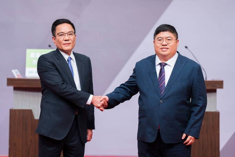 民進黨嘉義縣議員黃榮利（左）、民進黨立委蔡易餘（右）4日在2026民進黨嘉義縣長提名政見會會前合照。（民進黨提供）中央社記者葉素萍傳真　115年1月4日