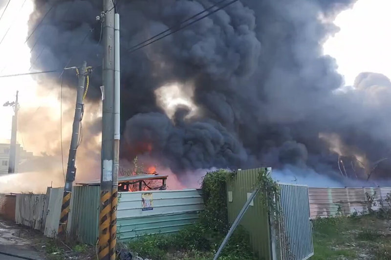 台南市永康區中正五街一處土地，4日發生燃燒廢棄物火警，發生火警場址因非法堆置廢棄物被查獲，市府要求清除，但尚未完成就釀災。（讀者提供）中央社記者楊思瑞台南傳真  115年1月4日