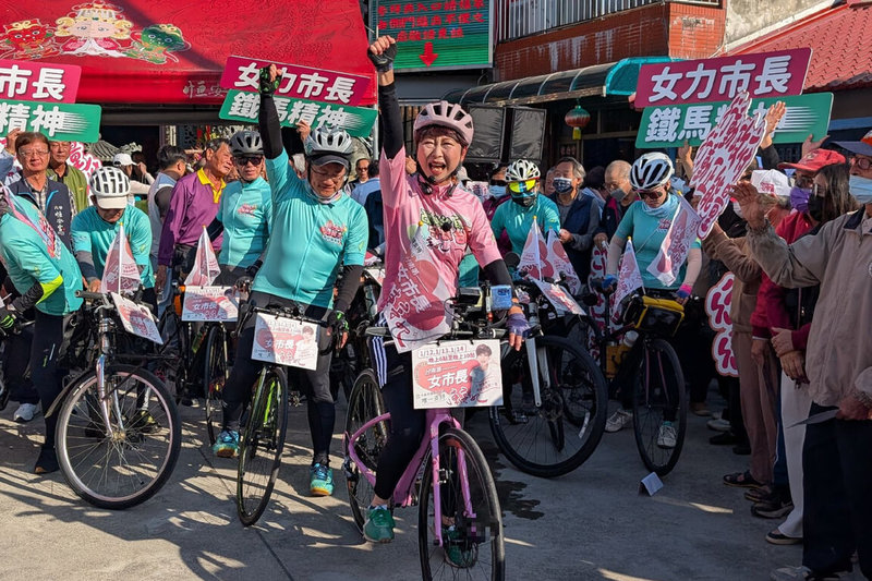 民進黨台南市長初選進入倒數階段，立委陳亭妃（前）4日持續以鐵馬行動深入地方，上午抵達六甲區。（陳亭妃服務處提供）中央社記者楊思瑞台南傳真　115年1月4日