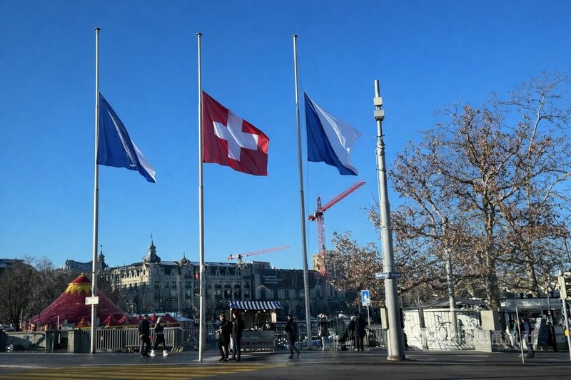 瑞士各地降半旗哀悼爆炸案的罹難者與傷者。許多休假中的醫生也緊急加入救援，舉國展現團結。中央社記者郭芳君蘇黎世攝 115年1月4日