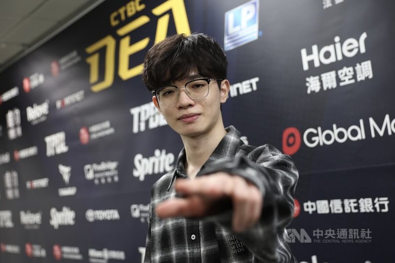 電競「英雄聯盟」台灣戰隊中信飛牡蠣（CFO）休賽季陣容大洗牌，司職下路的Doggo（邱梓銓）4日出席台灣職業籃球大聯盟（TPBL）新北中信特攻活動時，笑說團隊氛圍還是「怪人俱樂部」。中央社記者吳家昇攝　115年1月4日