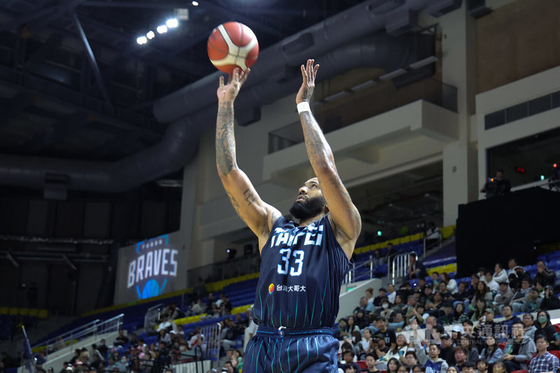 台灣職籃P.LEAGUE+例行賽4日在台北和平籃球館進行，由台北富邦勇士迎戰洋基工程，勇士洋將哥倫特（Troy Gillenwater）（圖）貢獻22分並抓下8籃板，幫助球隊獲得勝利。中央社記者翁睿坤攝　115年1月4日