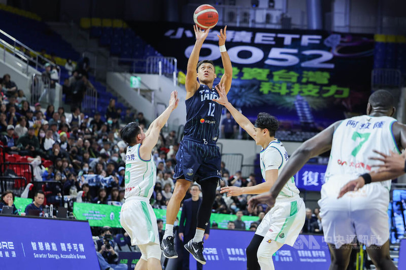 台灣職籃P.LEAGUE+例行賽4日在台北和平籃球館進行，由台北富邦勇士交手洋基工程，勇士當家球星「野獸」林志傑（持球者）積極進攻取分。中央社記者翁睿坤攝　115年1月4日
