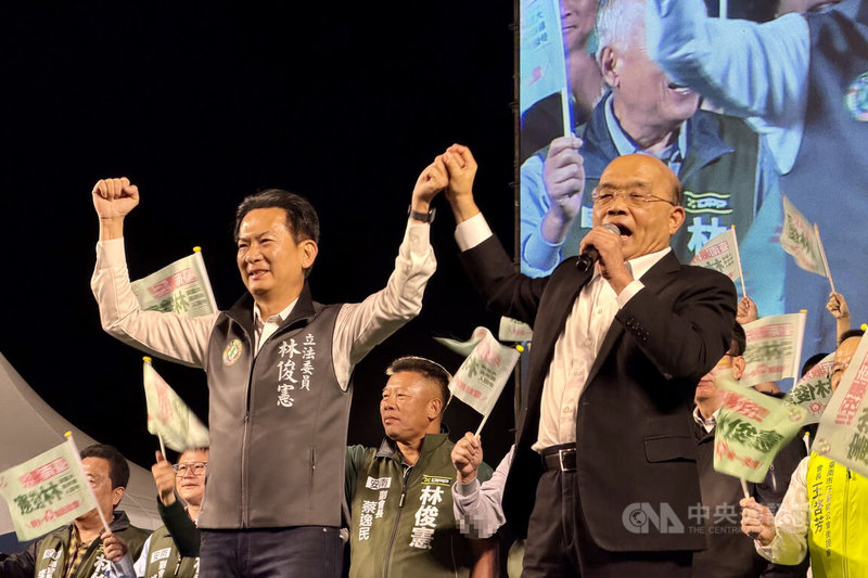 民進黨台南市長初選進入倒數階段，立委林俊憲（前左）4日下午在安南區舉辦造勢活動，前行政院長蘇貞昌（前右）站台。中央社記者楊思瑞攝　115年1月4日