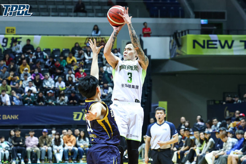 台灣職業籃球大聯盟（TPBL）福爾摩沙夢想家4日作客新北中信特攻主場，夢想家靠著「噴射機」張宗憲（持球者）攻下本季新高25分，最終以122比115收下勝利。（TPBL提供）中央社記者黎建忠傳真　115年1月4日