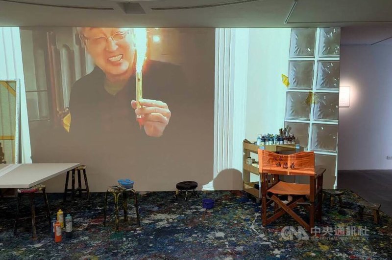 前台北藝術大學關渡美術館館長、藝術家曲德義辭世，追思展6日起將於關渡美術館展出，展場特別還原其畫室，並播映曲德義生前受訪影像。中央社記者王寶兒攝　114年1月4日