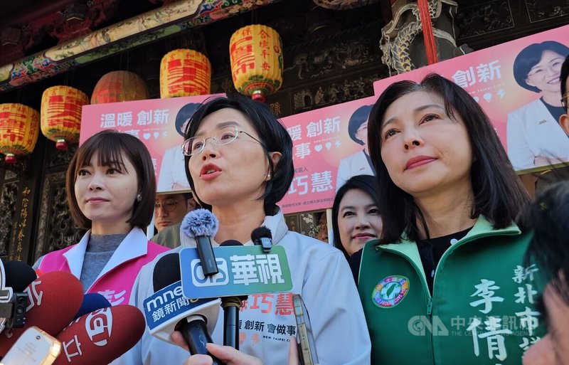 民進黨新北市長參選人、立委蘇巧慧（左2）針對民進黨立委林宜瑾提案修正兩岸關係條例表示，還沒有看過提案，看完後會再討論。但她強調，台灣是一個主權獨立的國家。中央社記者王鴻國攝 115年1月4日