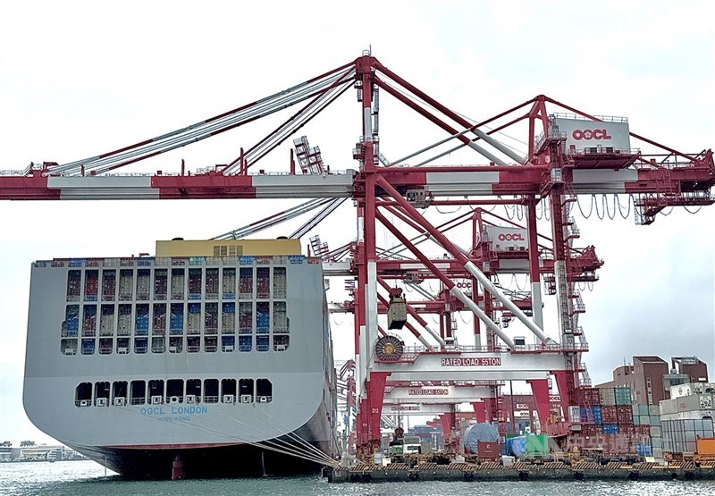 圖為停靠在高雄港區貨櫃船進行裝卸作業。（中央社檔案照片）