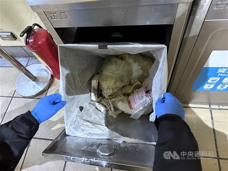 新北市政府警察局永和分局表示，一名15歲少年3日疑將點燃的衛生紙丟棄於台北捷運頂溪站垃圾桶引發悶燒，經站務人員發現通報；警詢後依縱火罪嫌等移送新北地方法院少年法庭審理。（翻攝畫面）中央社記者黃旭昇新北傳真　115年1月3日