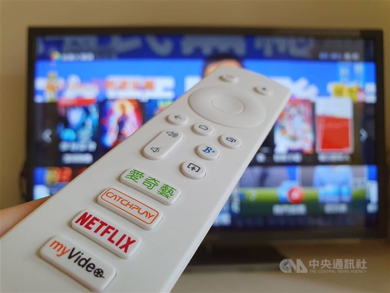 NCC發布「114年通訊傳播市場報告」，詢問民眾在住處最主要收視來源，線上串流影音（OTT TV）自113年的16.0%降至114年的12.3%。（中央社檔案照片）