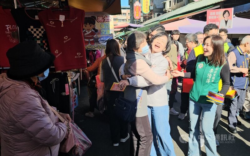 民進黨新北市長參選人、立委蘇巧慧（前右2）持續勤跑基層拜票，4日到蘆洲向市場攤商及採買民眾拜票獲歡迎，場面熱烈。中央社記者王鴻國攝 115年1月4日