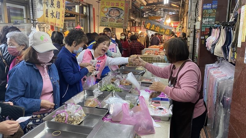2026台中市長選舉，國民黨籍立委楊瓊瓔（前左3）爭取黨內提名，4日前往霧峰、太平區的傳統市場掃街拜票，與民眾互動。（楊瓊瓔辦公室提供）中央社記者蘇木春傳真　115年1月4日