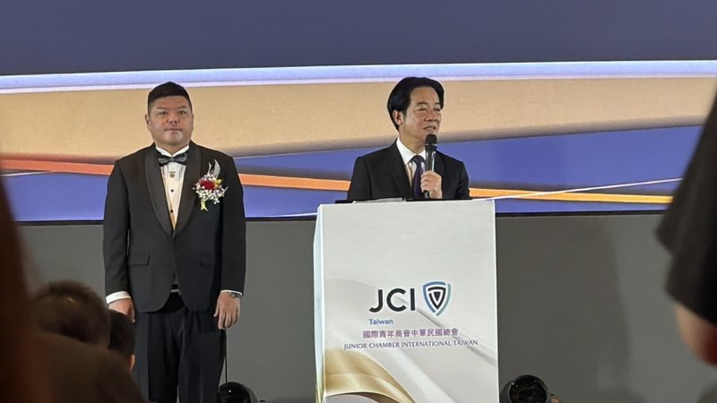 總統賴清德（右）4日出席國際青年商會中華民國總會第74屆總會長暨理監事宣誓就職典禮致詞時說，台美關稅談判已進入最後階段，行政院編列新台幣930億元專案預算，協助受關稅影響的中小微型企業。（民眾提供）中央社記者魯鋼駿傳真　115年1月4日