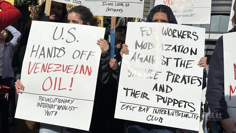 川普政府攻擊委內瑞拉,舊金山民眾手持「勿插手委內瑞拉石油」等標語,反對美國軍事介入委內瑞拉。中央社記者張欣瑜舊金山攝 115年1月4日