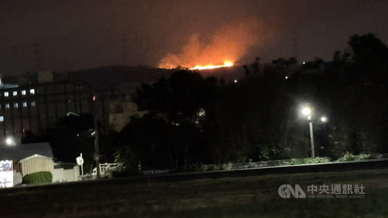 台中市消防局4日晚間獲報，指沙鹿區中航路三段周邊火燒山，消防人員表示，初估燃燒面積約1000平方公尺，殘火於晚間8時35分處理完畢，無人員傷亡。（翻攝照片）中央社記者蘇木春傳真　115年1月4日