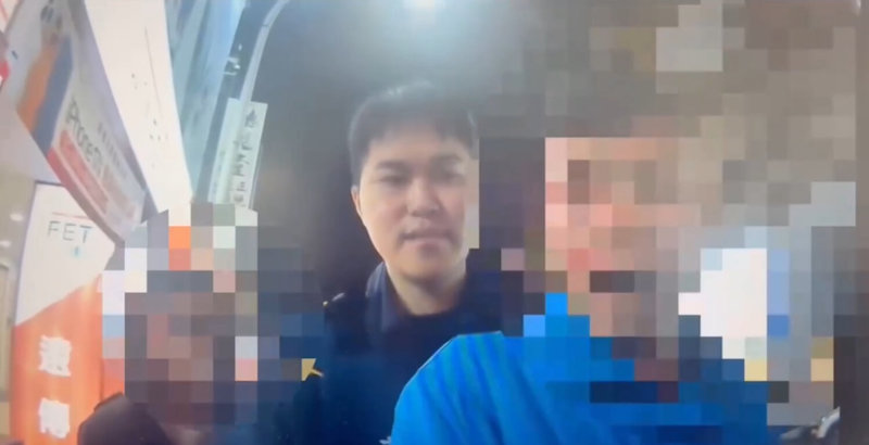 33歲林姓男子（前右）3日晚間因路邊停車收費問題，與收費員蔡姓女子發生爭執，並揮拳打中蔡女頭部，導致其輕微腦震盪，宜蘭警方獲報到場，立即依現行犯逮捕林男。（讀者提供）中央社記者王朝鈺傳真　115年1月4日