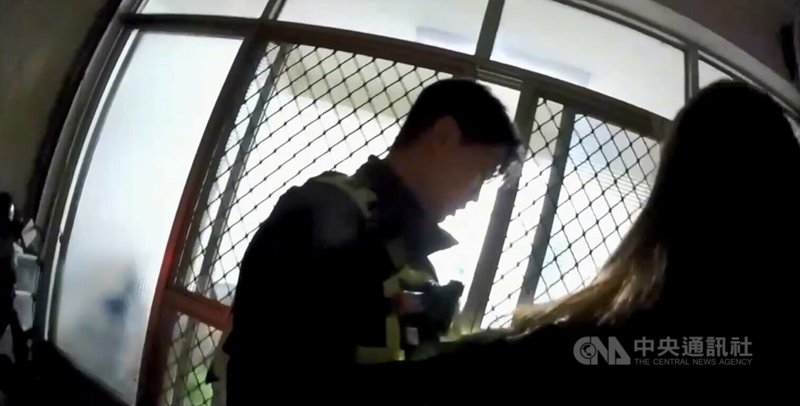 台中市政府警察局霧峰分局4日凌晨獲報，指大里區某民宅前發生糾紛案，有多人喧嘩，立即派員前往處理，查證在場人員身分時，發現潘姓男子（右）因案遭通緝，依法押解歸案。（翻攝照片）中央社記者蘇木春傳真　115年1月4日