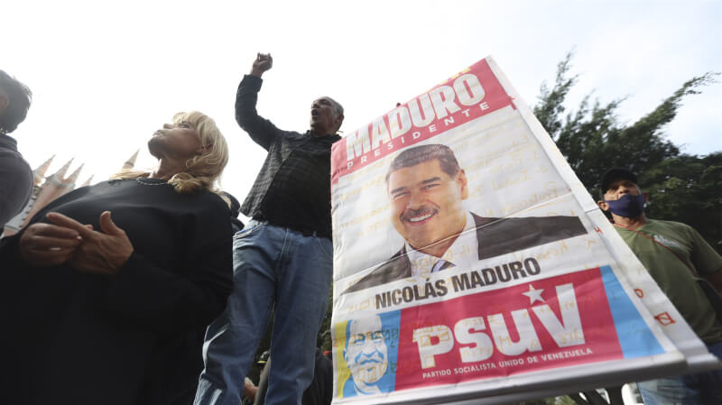 委內瑞拉總統馬杜洛3日遭美軍逮捕後，他的支持者在首都卡拉卡斯上街抗議。（安納杜魯新聞社）