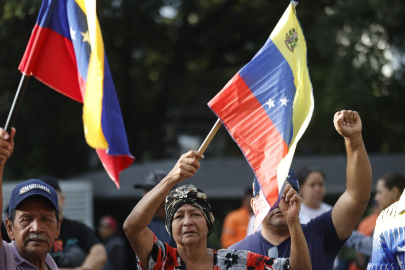 委內瑞拉總統馬杜洛3日遭美軍逮捕後，支持者上街抗議。（安納杜魯新聞社）