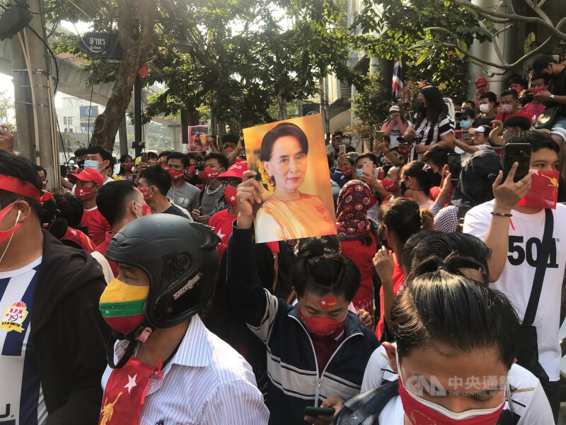 圖為2021年2月在泰國的緬甸人於緬甸駐泰大使館前要求釋放翁山蘇姬。（中央社檔案照片）