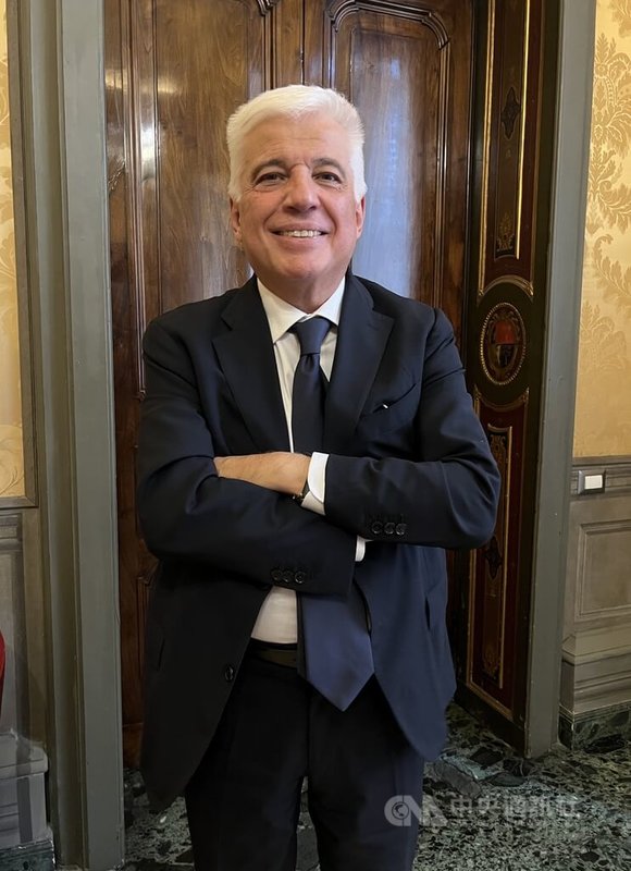 羅馬歌劇院總監金安布朗（Francesco Giambrone）日前與中央社等外媒記者餐敘，他認為觀眾穿著正式服裝出席更有儀式感，但盛裝不代表尊重表演，若表演時睡著或手機響，對表演者更不禮貌。中央社記者黃雅詩羅馬攝 115年1月4日