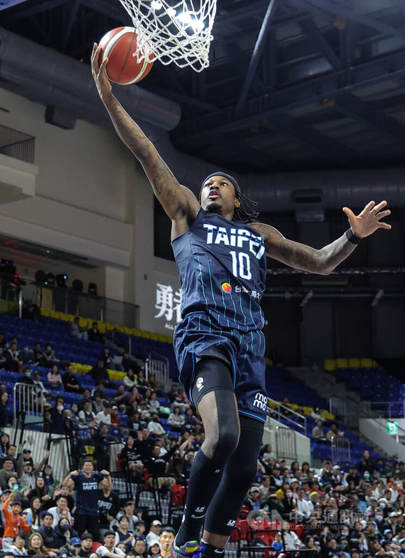 台灣職籃P.LEAGUE+台北富邦勇士與洋基工程4日在台北和平籃球館交手，勇士洋將古德溫（Archie Goodwin）（圖）攻下全場最高的51分，刷新聯盟單場得分紀錄，終場助隊以126比105擊敗洋基。中央社記者翁睿坤攝　115年1月4日