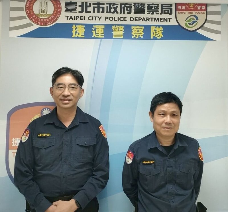 有名越南籍女子日前搭台北捷運外出訪友，卻將裝有重要證件的後背包遺留車上，捷警獲報後火速於1小時內尋獲，圖左至右為現場處理員警陳君良、李勝文。（台北市警察局捷運警察隊提供）中央社記者黃麗芸傳真　115年1月4日