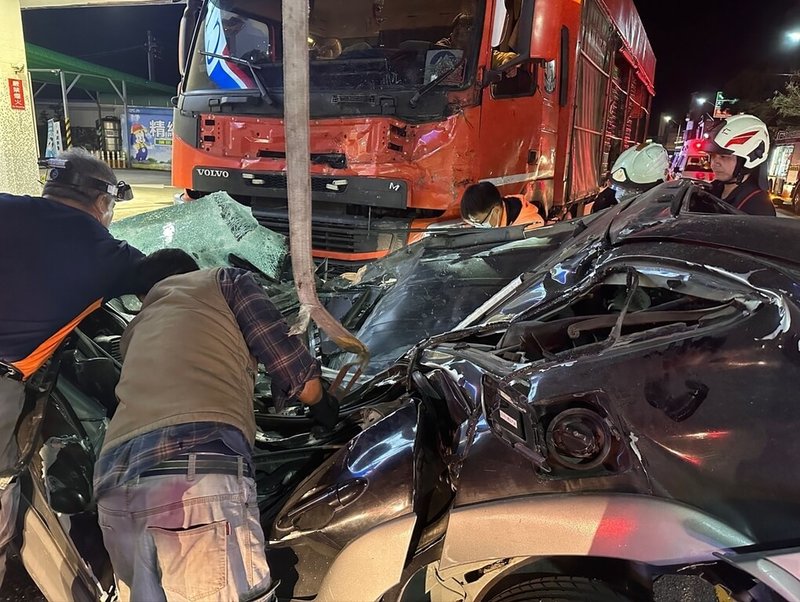 南迴公路台東縣大武鄉尚武路段5日晚間發生車禍，疑為一輛自小客車遭後方另一自小客車追撞，導致車輛失控衝到對向車道，遭行經的大貨車迎頭撞上，自小客車扭曲變形，擋風玻璃碎裂，駕駛被救出時無呼吸心跳，送醫不治。（台東縣消防局提供）中央社記者李先鳳傳真　115年1月5日