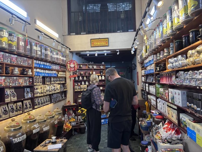 河內老城區一間咖啡專賣店，幾位德國客人買了越南「麝香貓咖啡」（Weasel）與越南濾滴壺。老闆娘告訴中央社，近年外國客人應接不暇，生意越來越好。中央社記者曾婷瑄河內攝115年1月5日