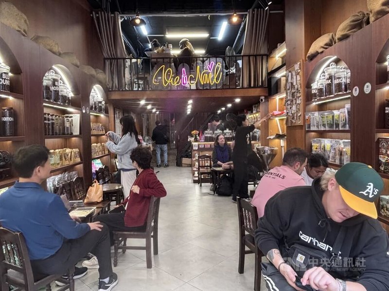 河內還劍湖周邊老城區的越南咖啡專賣店聚集，許多店家外國客人絡繹不絕。店內陳設越南咖啡，充滿越式風味，現點現磨，也有大受歡迎的椰子咖啡。中央社記者曾婷瑄河內攝115年1月5日
