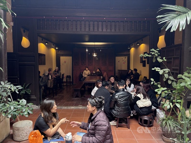 越南咖啡廳為人民日常的ㄧ部分，各式風格的咖啡廳皆有。近年興起的是老屋改建。越南特色的低矮椅子搭配高檔研磨器與義式咖啡機，充滿越西合璧的趣味。中央社記者曾婷瑄河內攝115年1月5日