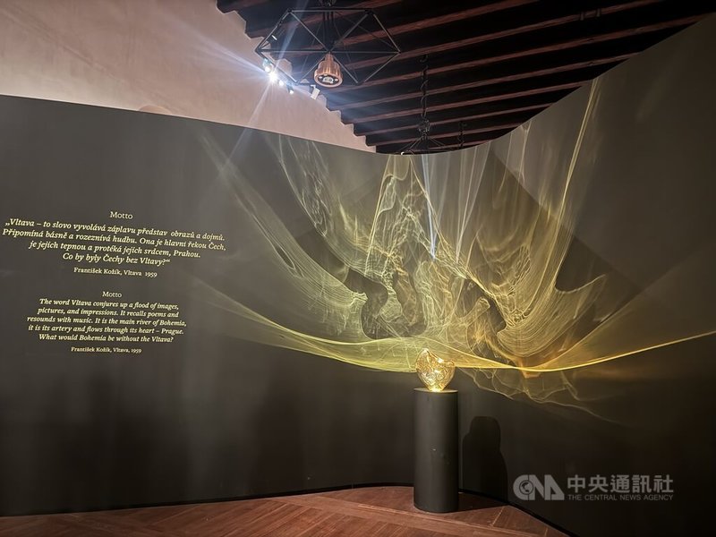 捷克最重要的河流「伏爾塔瓦河」不僅象徵捷克民族母親河，也長期啟發藝文創作。近期在伏爾塔瓦河特展中，一件玻璃藝術品內裝的伏爾塔瓦河水，是透過城堡守衛、童子軍、遊客、奧運選手等多人歷時2個月接力傳遞，備受矚目。中央社記者劉郁葶布拉格攝　115年1月5日