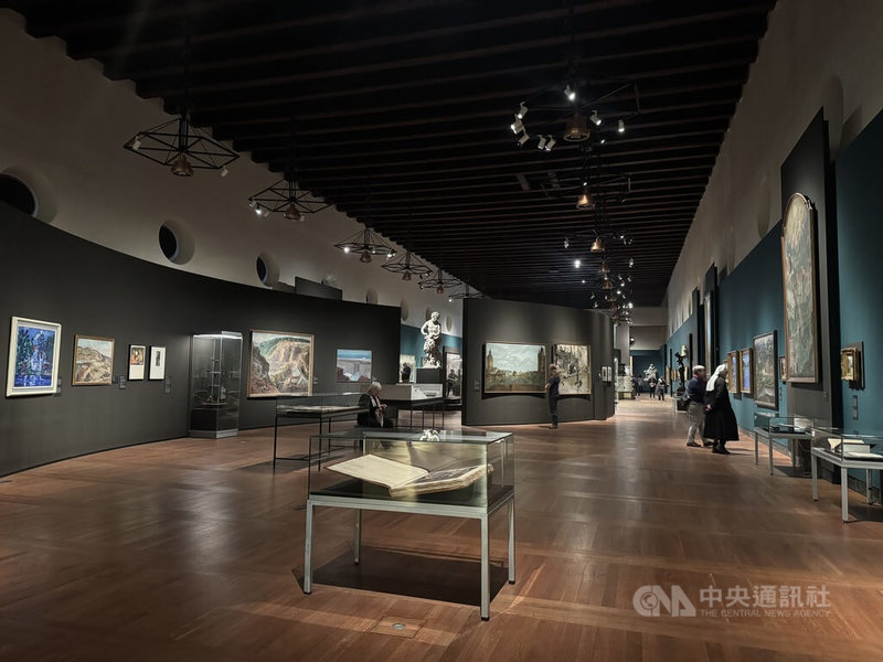 近期在布拉格城堡舉辦的「伏爾塔瓦河」（Vltava）特展，透過500件展品，回顧這條河在捷克自然、歷史、工程、藝術的重要性與多元面貌。中央社記者劉郁葶布拉格攝　115年1月5日