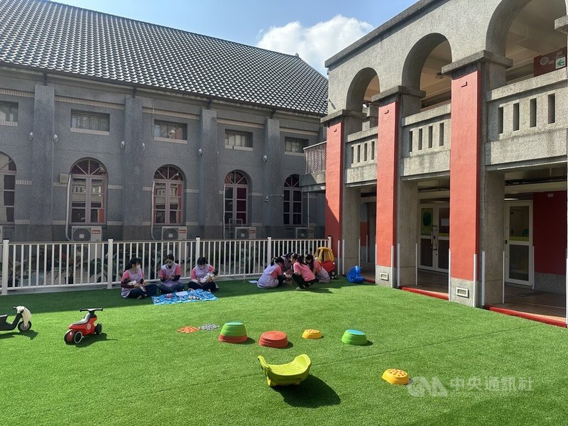 中興大學爭取衛生福利部計畫補助，投入新台幣逾千萬元翻修校舍空間，成為第一所國立大學在校內設立「員工子女托嬰中心」，除有分齡教室，還有寬廣戶外草坪。中央社記者趙麗妍攝　115年1月5日