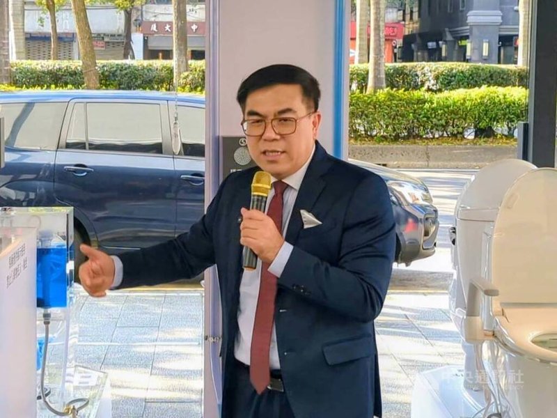 環境部5日在大門口展示多座馬桶裝置藝術，環境部長彭啓明宣導如廁應將衛生紙丟馬桶，但「面紙」不行。中央社記者張雄風攝　115年1月5日