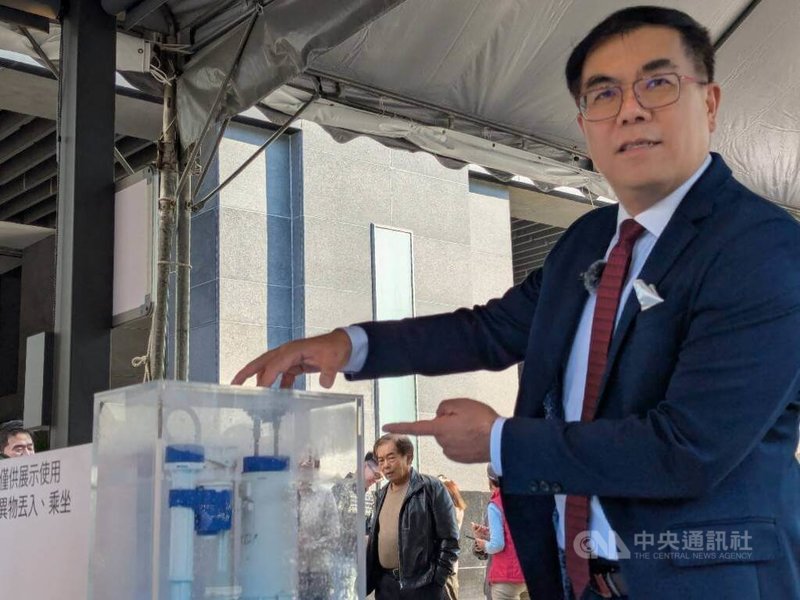 環境部5日在大門口展示多座馬桶裝置藝術，藉由透明馬桶與剖面構造，展示沖水過程，環境部長彭啓明宣導如廁應將衛生紙丟馬桶，可減少異味及細菌。 中央社記者張雄風攝　115年1月5日