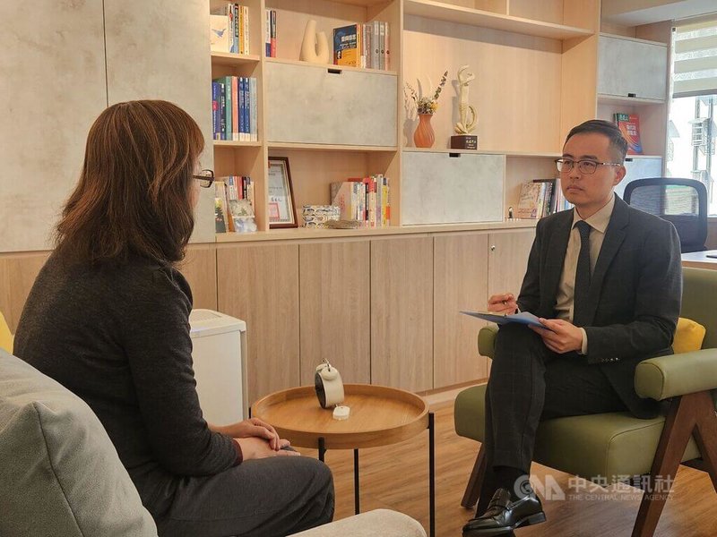 罹癌似獨自頂著寒風逆行，台灣癌症基金會5日起推出「5+5心理社會處方」照護模式，接住癌症家庭，盼力推至全國。圖為心理諮商示意圖。中央社記者陳婕翎攝　115年1月5日