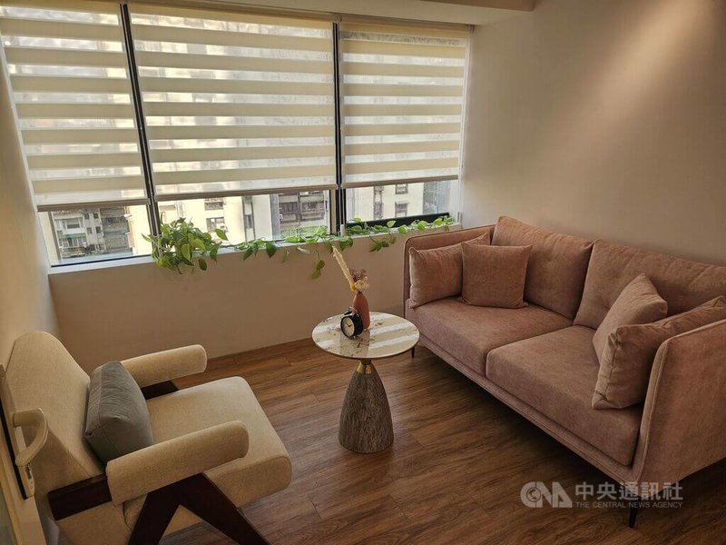 台灣癌症基金會「晴嶼心理諮商所」5日開幕，推出「5+5心理社會處方」照護模式，提供5次免費心理諮商，與心理諮商必要性延長等病友5大實務需求。圖為晴嶼心理諮商所內部空間。中央社記者陳婕翎攝　115年1月5日