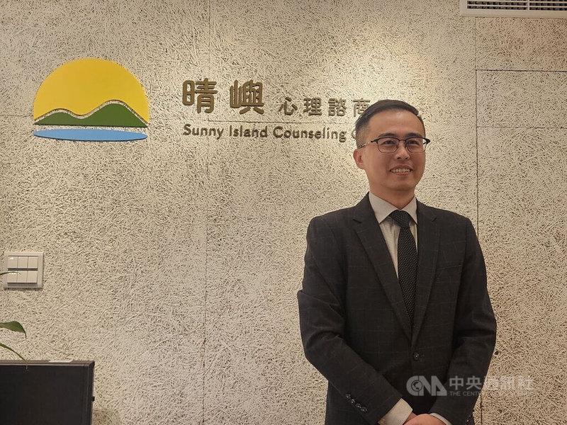 台灣癌症基金會「晴嶼心理諮商所」5日開幕，共有10名心理諮商師，8成本身就是癌友或癌症患者家屬，首任所長張維宏（圖）來自家族3代罹癌背景。中央社記者陳婕翎攝　115年1月5日