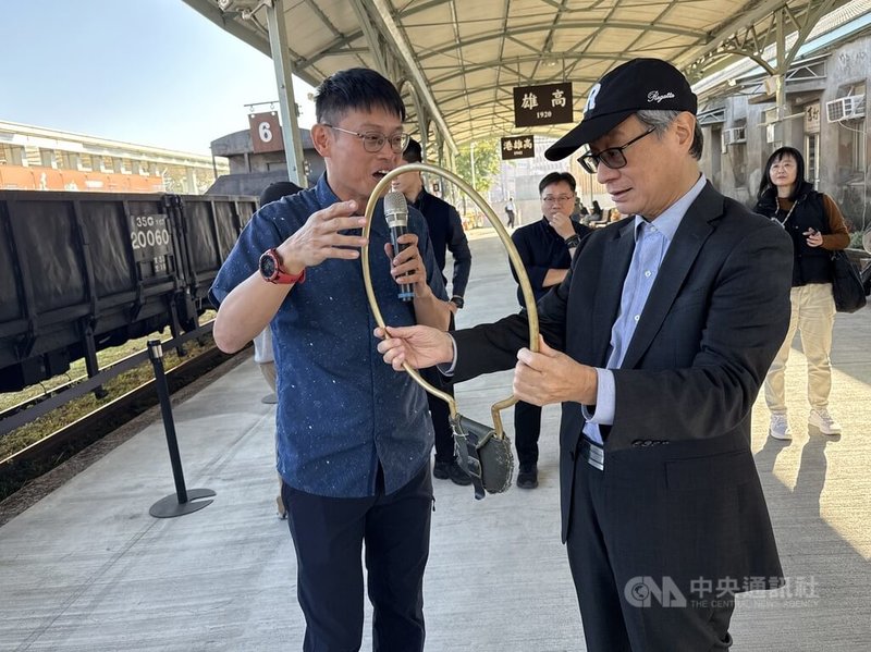 文化部長李遠（前右）5日走訪高雄舊打狗驛故事館，體驗各項動態保存的內容，聽取人員說明電氣路牌。中央社記者董俊志攝　115年1月5日