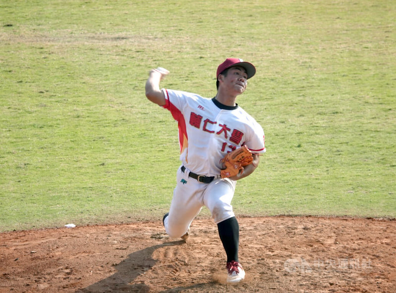 114學年度大專棒球聯賽（公開一級）複賽5日由輔仁大學與南華大學交手，輔仁投手李智鈞（圖）先發6局無失分好投，率隊以6比2拿下勝利，李智鈞也獲選單場MVP。中央社記者謝靜雯攝　115年1月5日