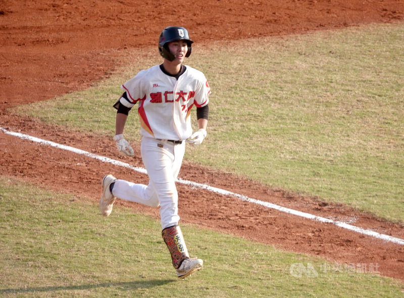 輔仁大學蔡承晉（圖）5日在114學年度大專棒球聯賽（公開一級）敲出大學首轟，單場2安都是長打，助隊終場以6比2擊敗南華大學，搶下複賽2連勝。圖為蔡承晉開轟繞壘畫面。中央社記者謝靜雯攝　115年1月5日