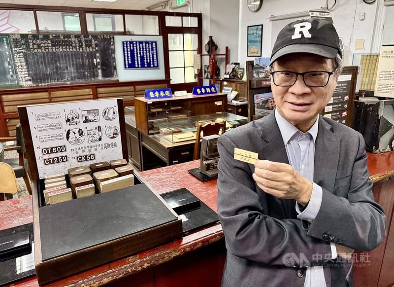 舊打狗驛故事館坐落高雄港濱，文化部長李遠（圖）5日參訪，體驗製作手作紀念車票。中央社記者董俊志攝　115年1月5日