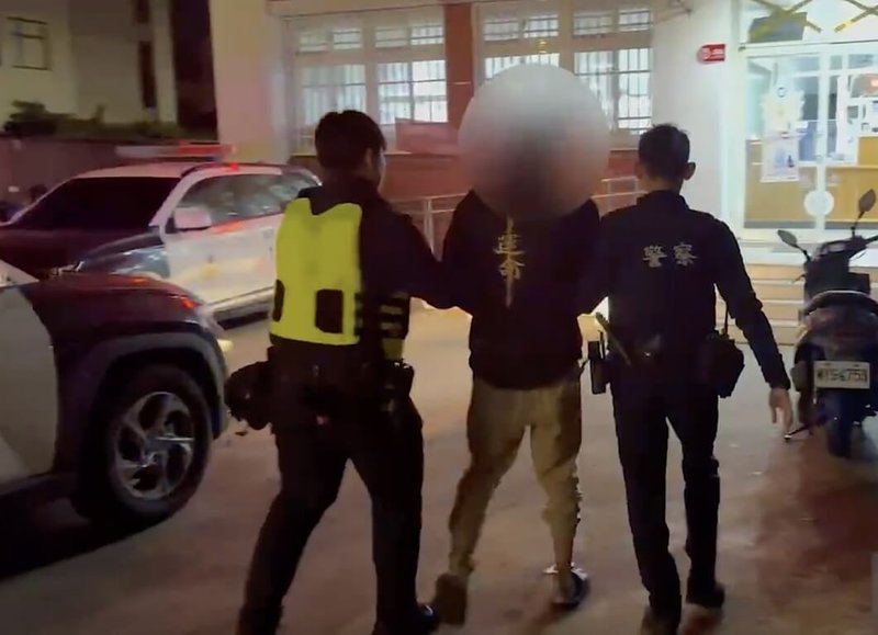 30歲何姓男子（中）114年12月在苗栗市攻擊一名婦人，又到附近超商意圖攻擊店員，警方當時獲報迅速到場壓制、逮捕。5日偵查終結，苗栗地檢署依傷害、恐嚇危害安全等罪嫌起訴。（警方提供）中央社記者管瑞平傳真　115年1月5日